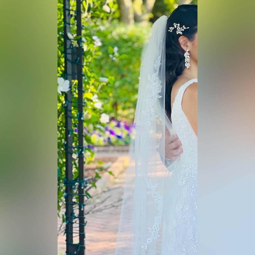Elegant White Lace Bridal Veil